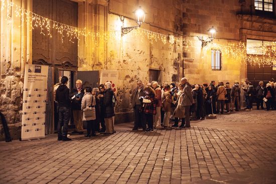 La fila de asistentes espera a que comience el concierto.