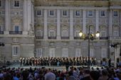 Los numerosos miembros del coro vestidos de negro frente al Palacio Real.