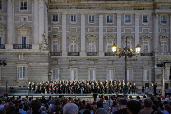 Los numerosos miembros del coro vestidos de negro frente al Palacio Real.