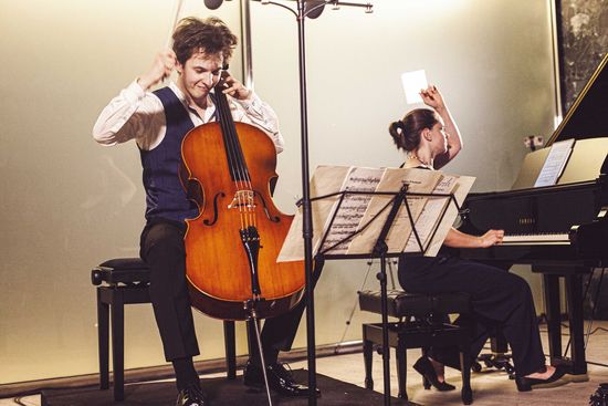Lukas Plag y Sophie Druml en el Pabellón Mies van der Rohe de Barcelona