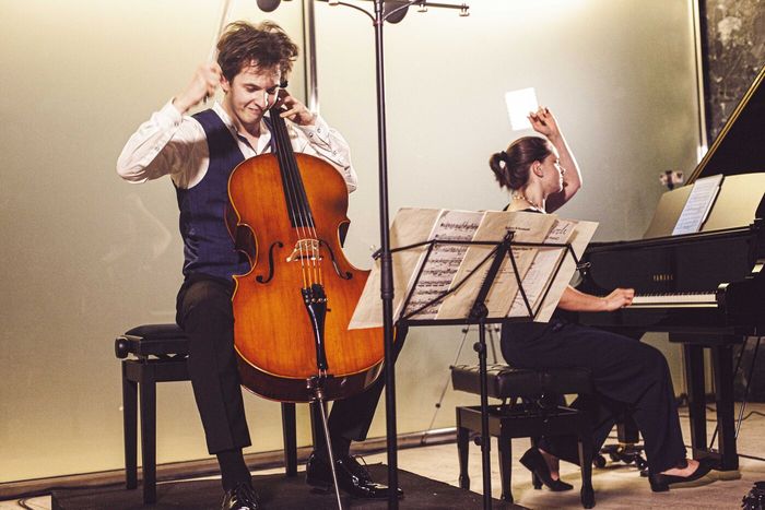 Lukas Plag y Sophie Druml en el Pabellón Mies van der Rohe de Barcelona