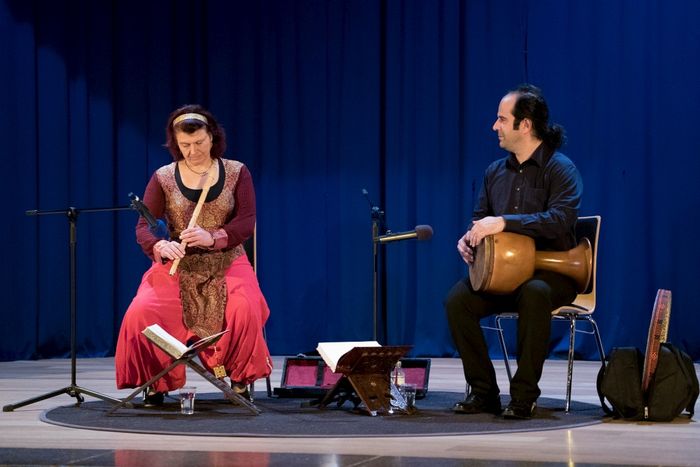 Prof. Dr. Claudia Ott y Hadi Alzadeh en el escenario