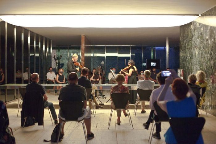 Concierto de Caterva Musica en el Pabellón Mies van der Rohe