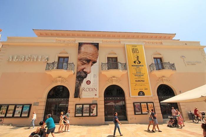 Cine Albéniz desde la calle