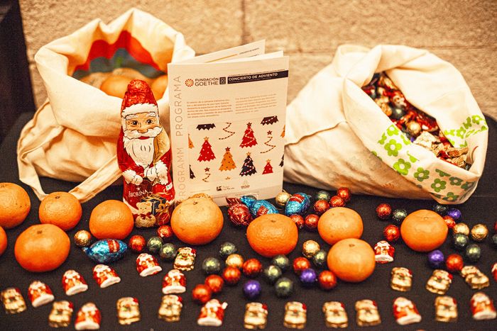 Dulces navideños preparados en una mesa para los asistentes del concierto