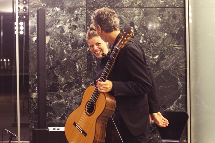 Katharina Gruber y Christian Gruber mirandose sonriendo en el escanrio del Pabellón Mies van der Rohe