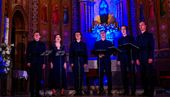 Cantante Pur cantando en la iglesia Jesuitas de Valencia.