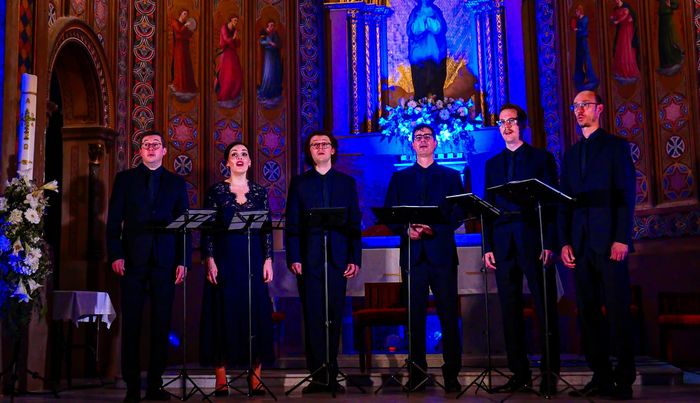Cantante Pur cantando en la iglesia Jesuitas de Valencia.