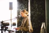 Anne Müller tocando el piano en el Pabellón Mies van der Rohe