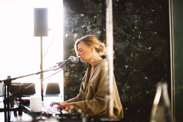 Anne Müller tocando el piano en el Pabellón Mies van der Rohe