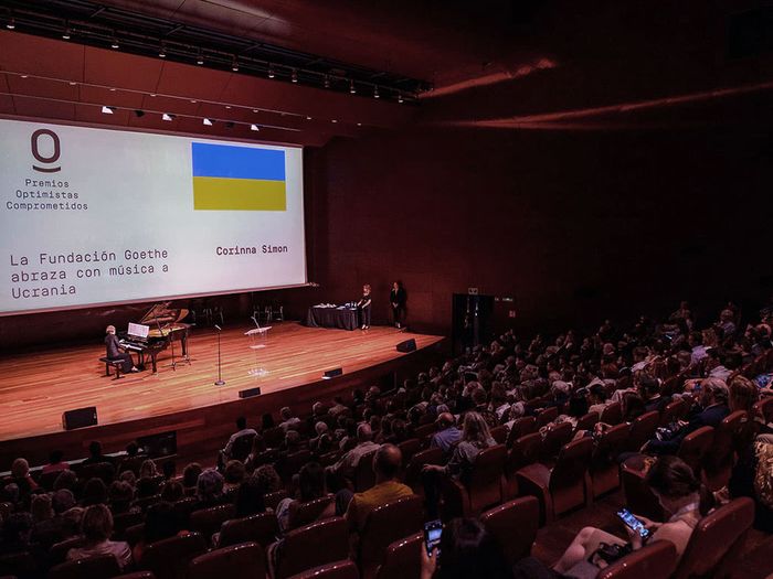 Auditorio del museo durante un concierto de Corinna Simon
