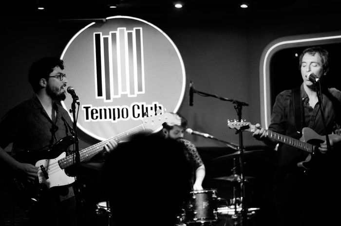 Escenario del Tempo Club Madrid con una banda en directo